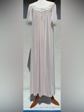 Miss Elaine Vintage Pink dressing gown with lace neckline